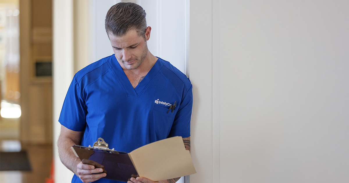 IntelyCare nurse reads nursing handoff report