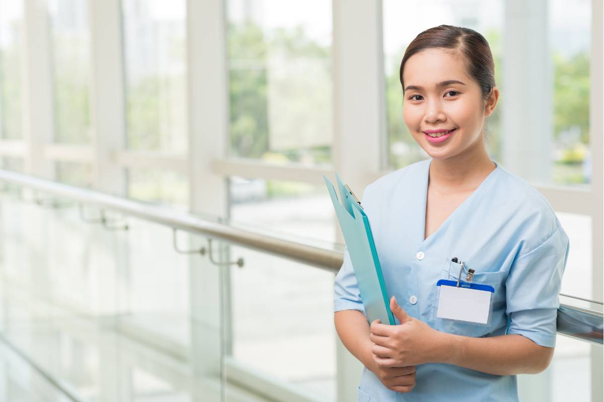 A nurse holds her nurse anesthetist cover letter.