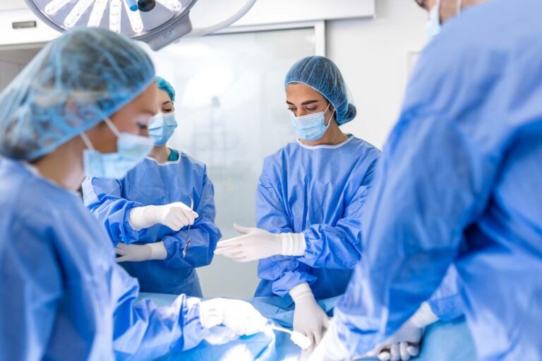 Scrub Nurse vs. Surgical Tech What's the Difference? IntelyCare