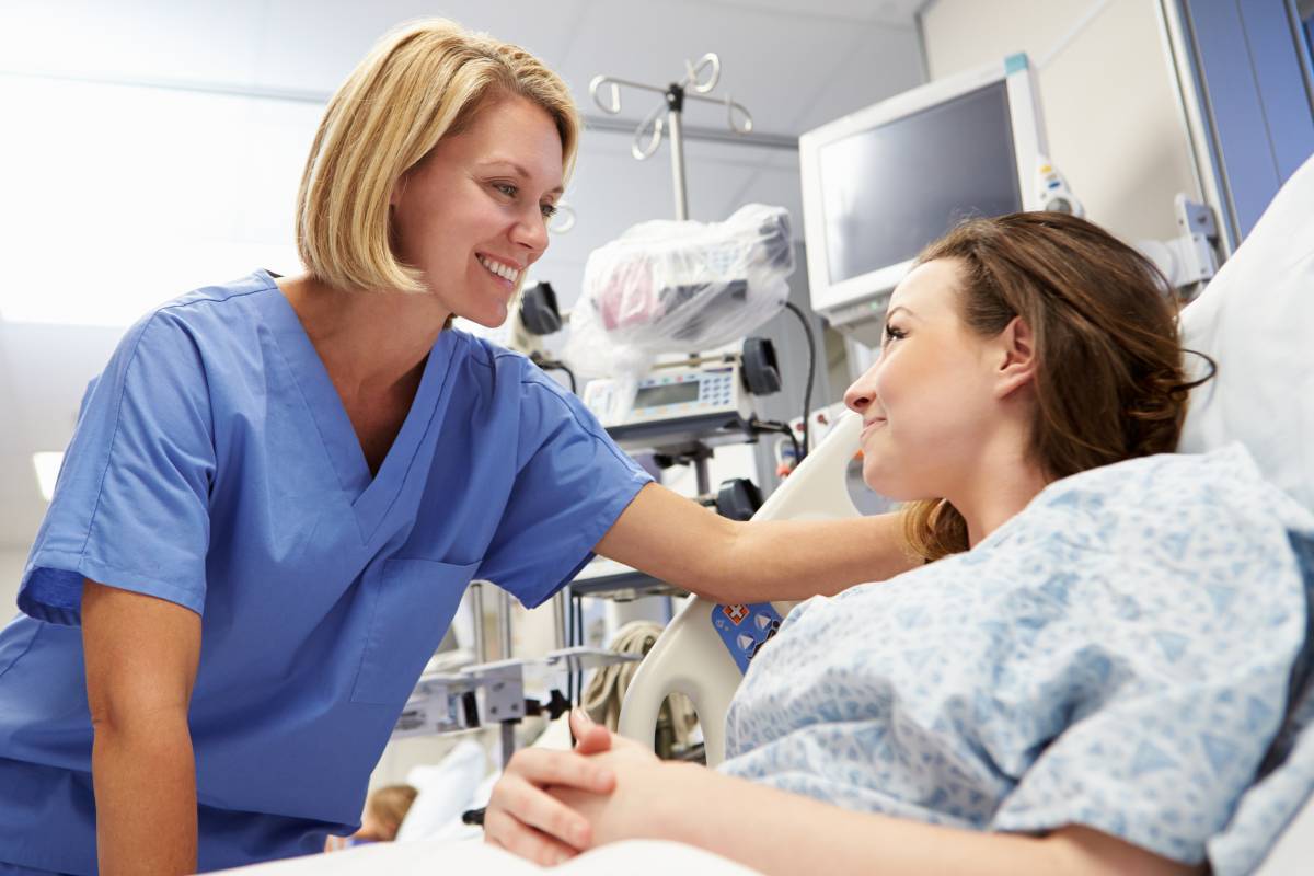 A nurse uses her ER nurse resume skills.