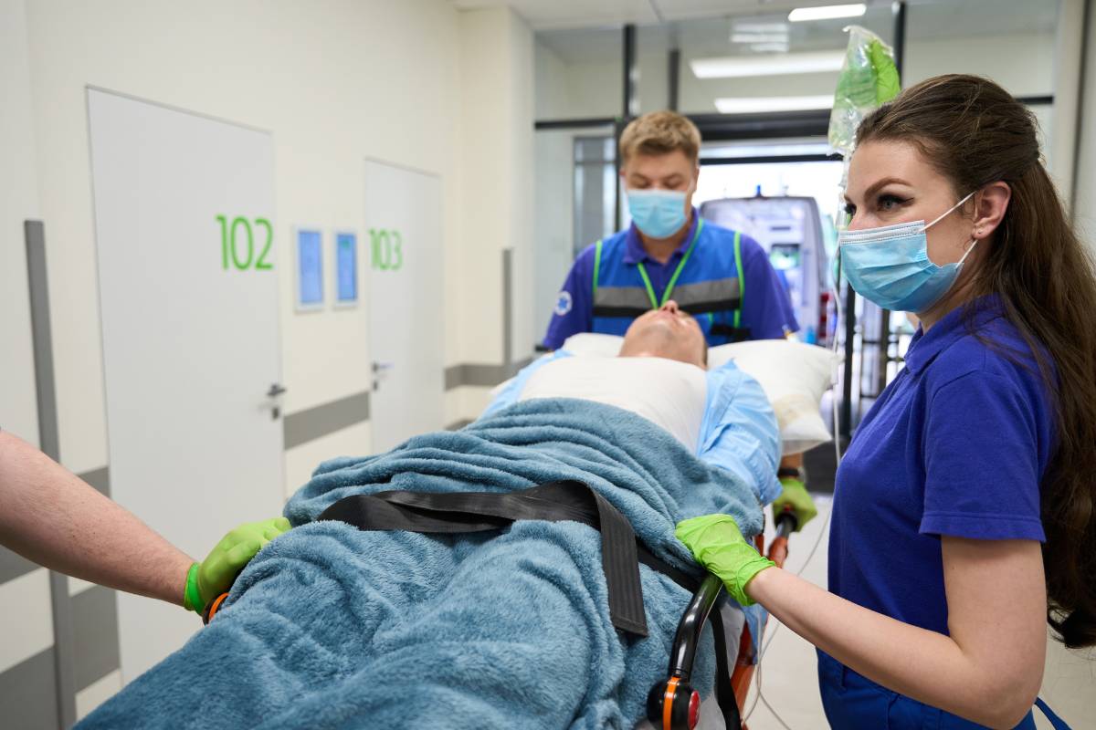Nurses use their CEN certification skills in the emergency department.