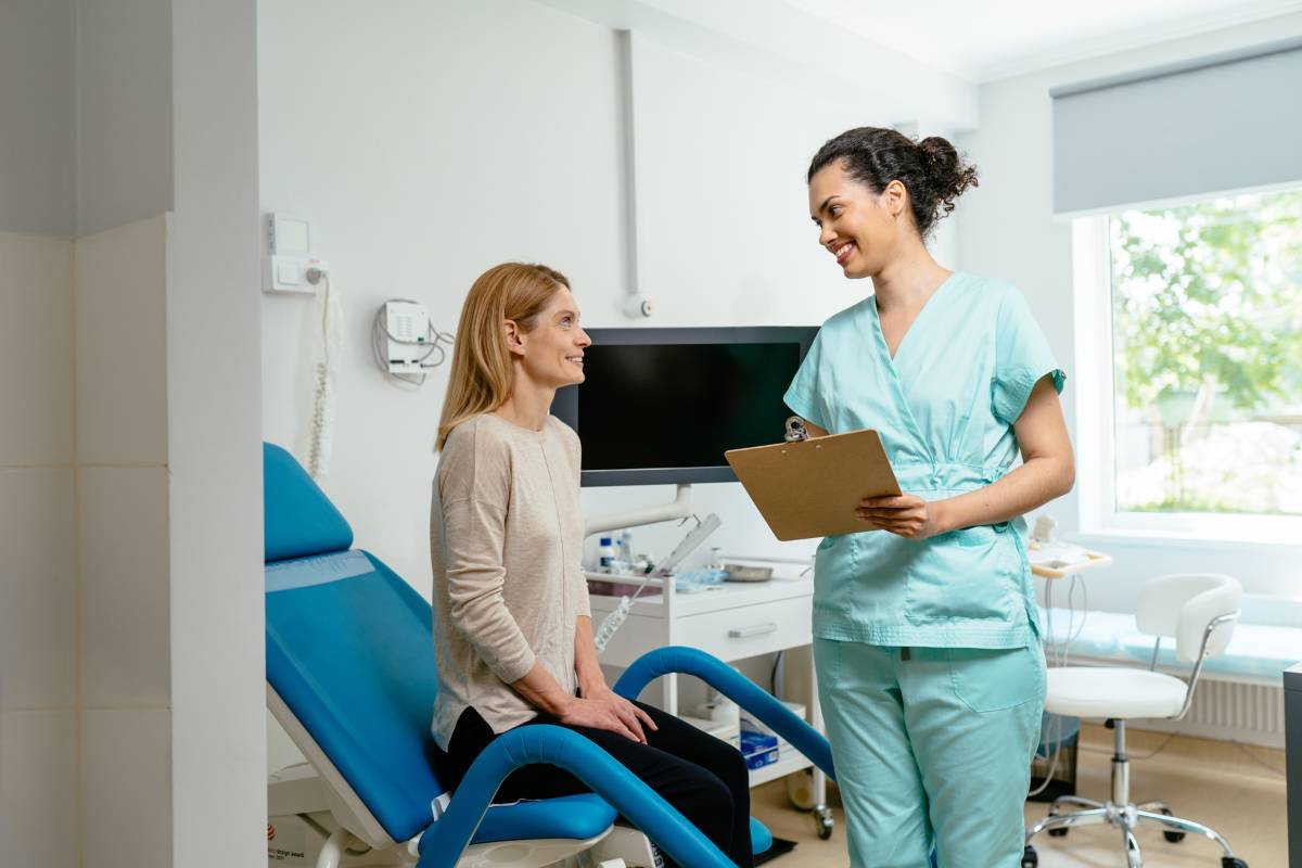 An IVF nurse speaks with a patient before an appointment.