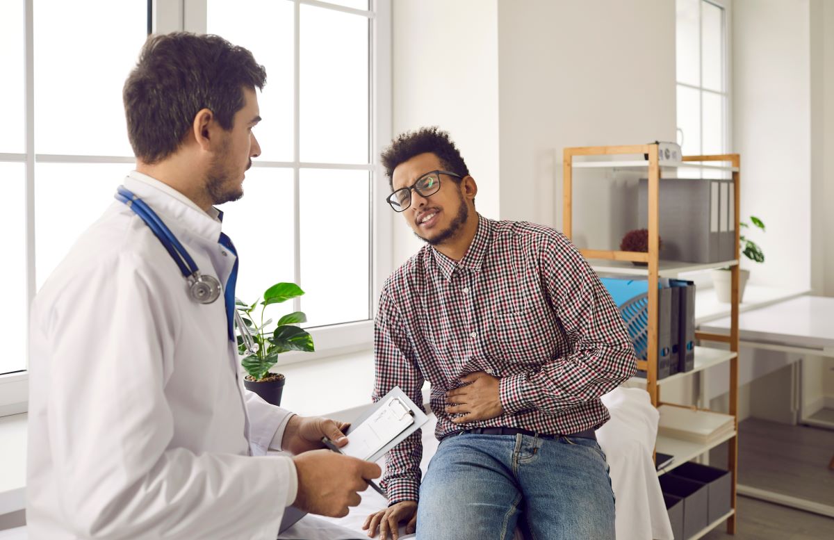 A doctor meets with a patient who is presenting with pain in his side.